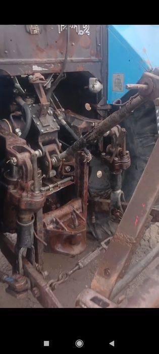 Belarus 1221.2  4 ko'rpus plugi bilan