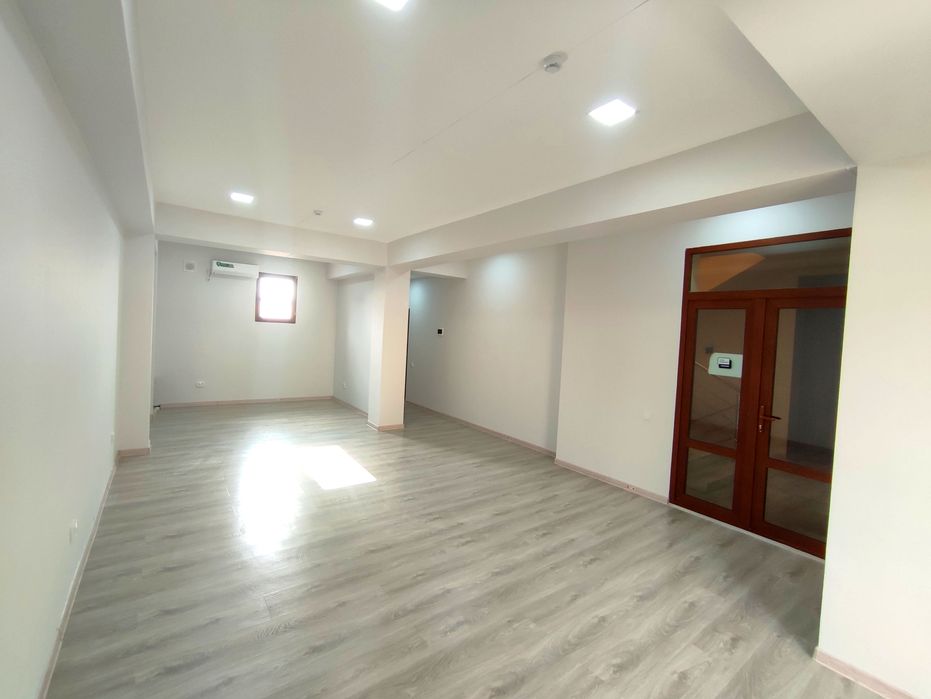 Buyuk Ipak yo'li ko'chasida 50 m2 ofis ijaraga beriladi (AX)