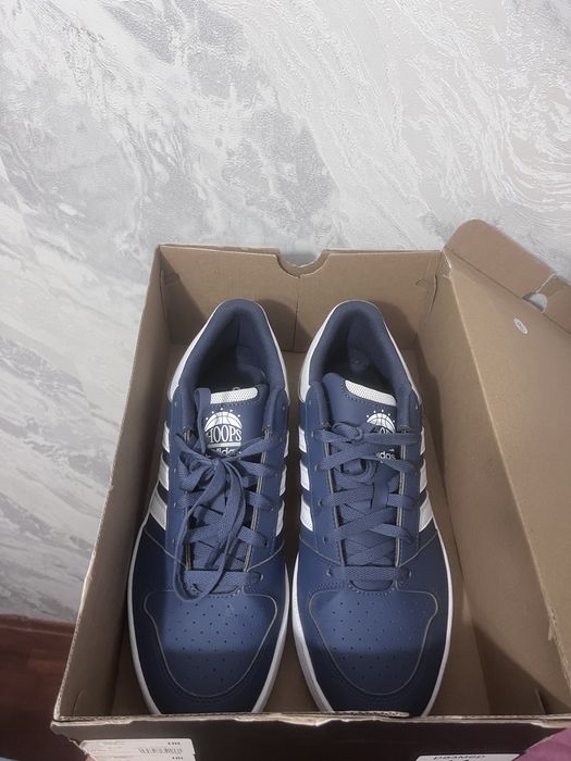 Кроссовки adidas hoops