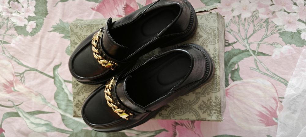 Продам ботинки женские.