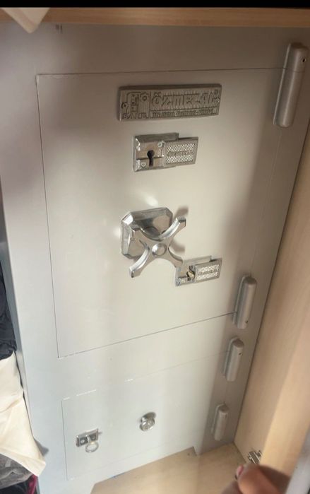 Продавам масивен професионален сейф ÖZMETAL SAFE, в много добро състояние.