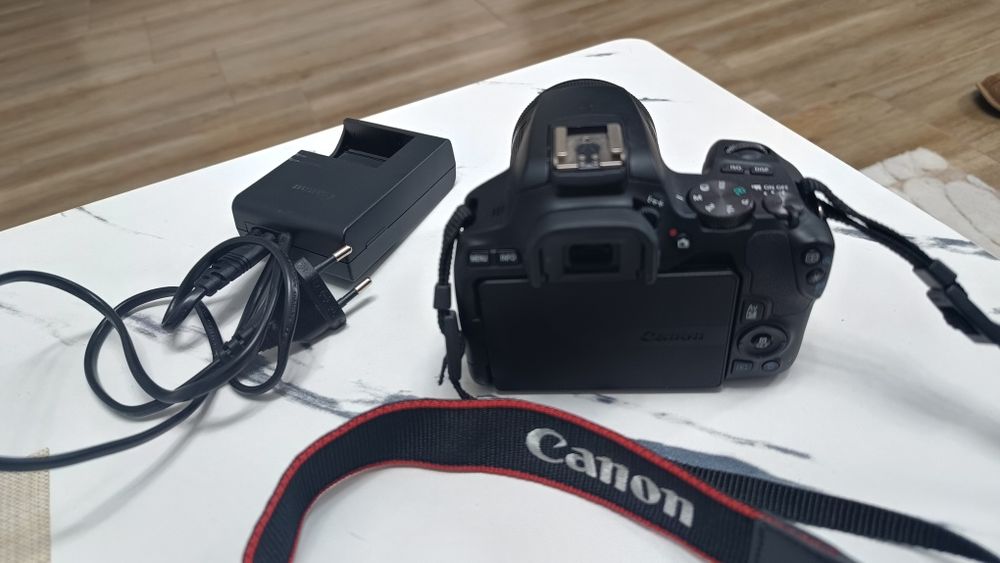 Canon EOS 250D + 18–55mm | Pachet complet | Card + Geantă