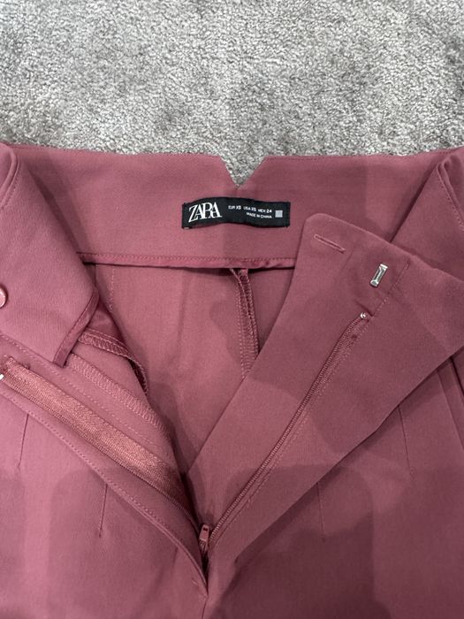 Емблематичен модел панталон ZARA