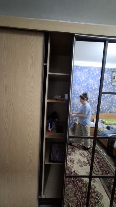 Отдам даром шкаф, кровать, писменный(компютерныный стол стол
