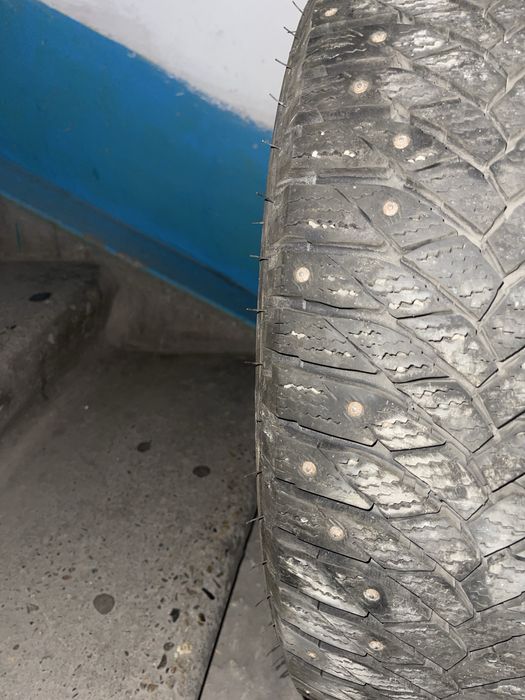 Продам зимние шины на шипах