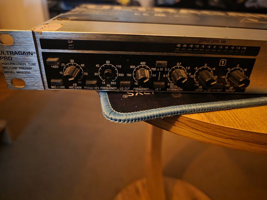 Preamplificator cu tub Behringer Ultragain Pro MIC2200