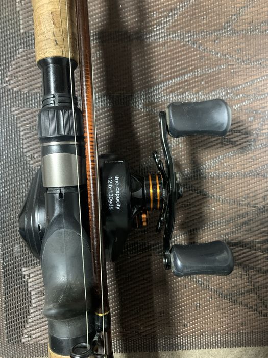 Vând lansetă  spinning