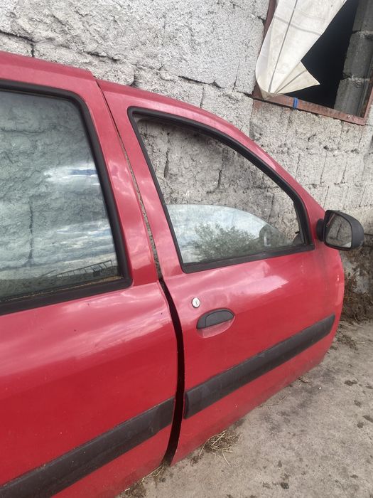 Vând uşi laterale