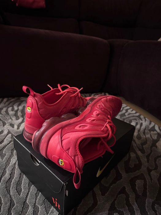 червени Air VaporMax Plus