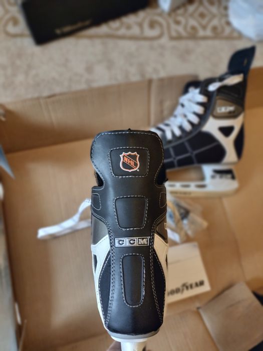 Коньки хоккейные