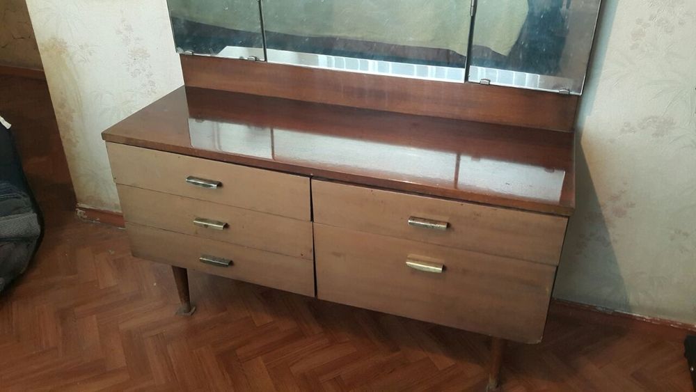 Продается трюмо и две тумбочки б/у