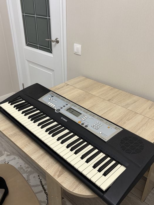 Продаю синтезатор Yamaha Psr-e203