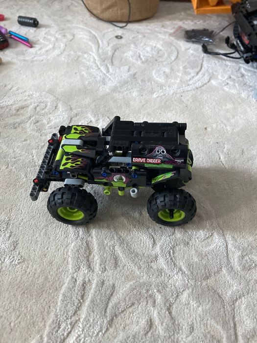 Vand o LEGO Technic - Monster Jam Grave Digger 42118, 212 piese