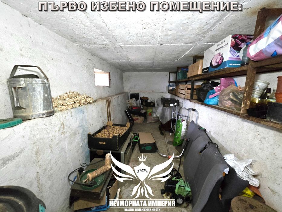 Продавам тристаен апартамент 128кв. с гараж, таван и изба в гр.Хисаря