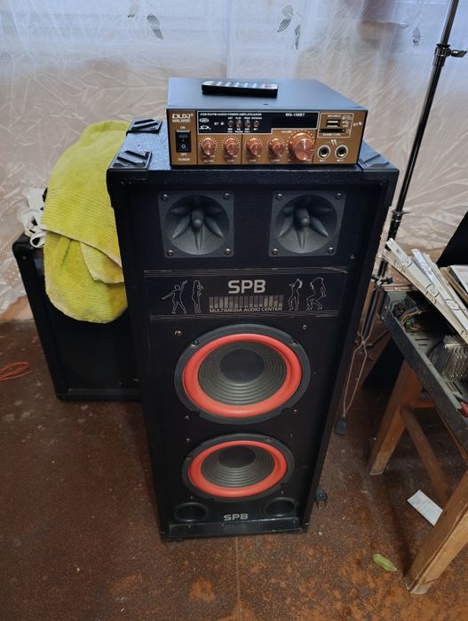 Vând boxa cu statie  bluetooth