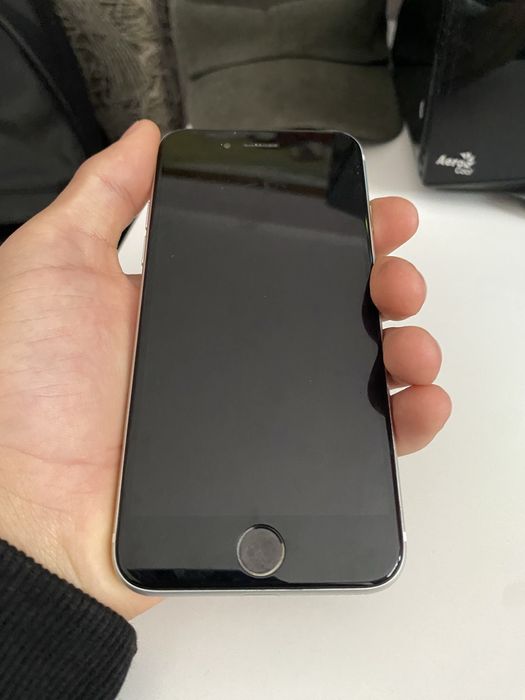 Айфон се 64 гб.