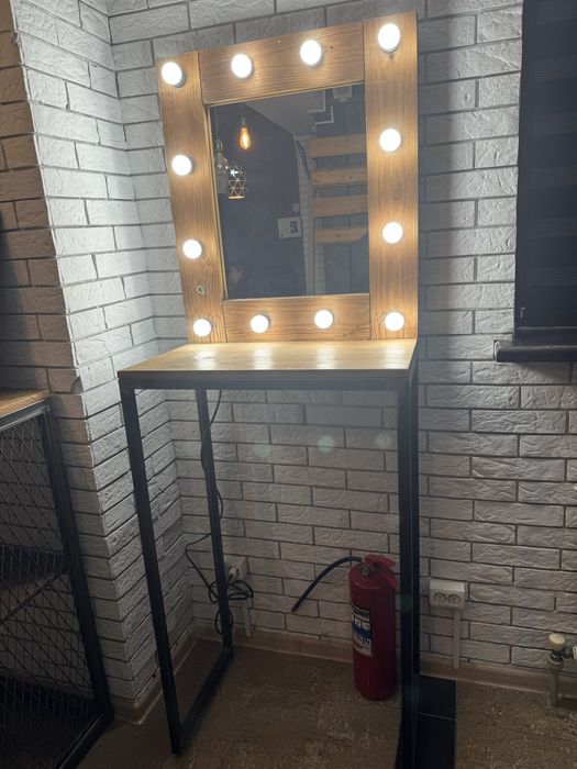 Лофт столик для визажиста