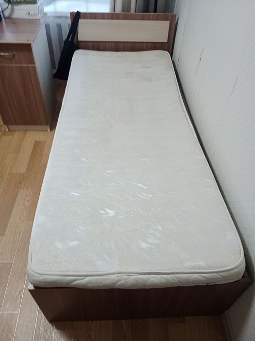 Продам две кровати и стол