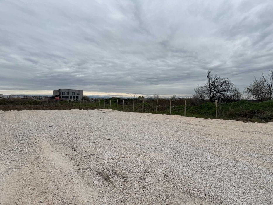 Под наем индустриален терен 2500 кв.м – Карловско шосе, готов за бизнес, ограден, ток и вода