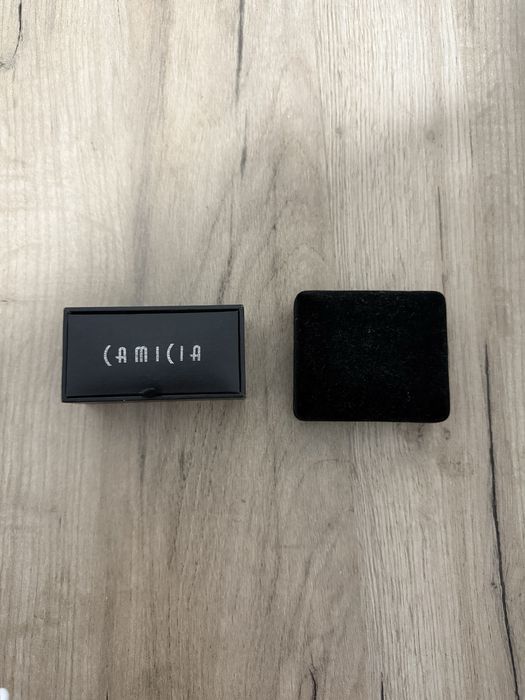 Butoni eleganți in stare nouă. Două seturi.