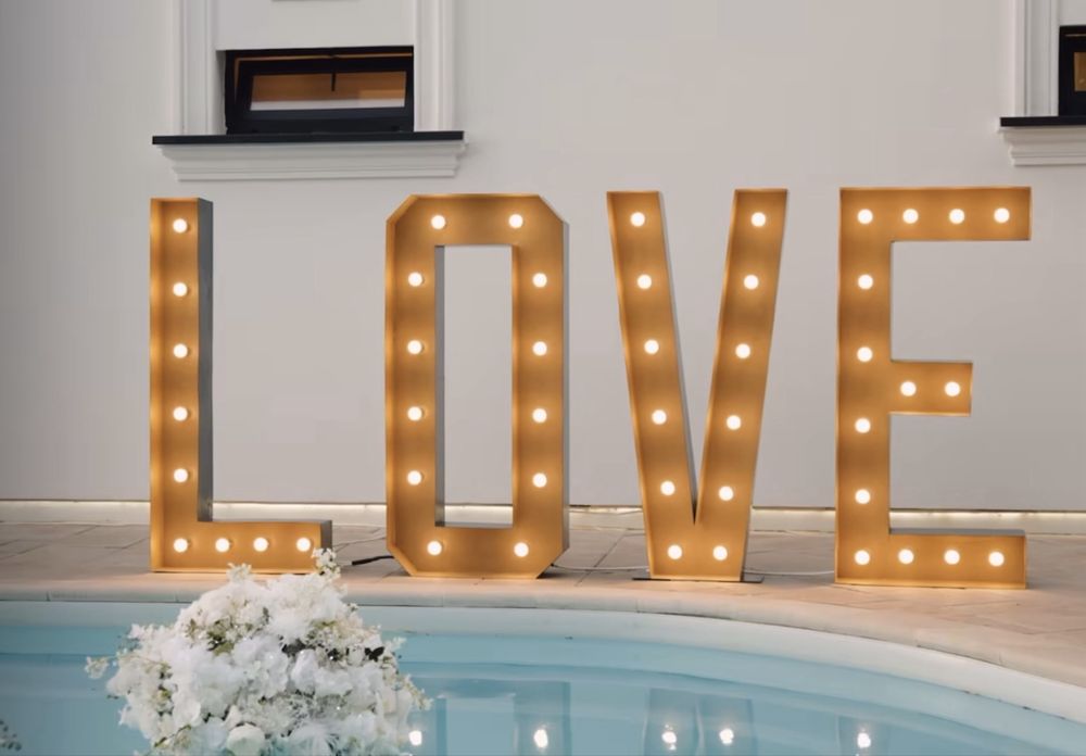 Decoruri nuntă (arcade, stalpisori, litere volumetrice/luminoase)