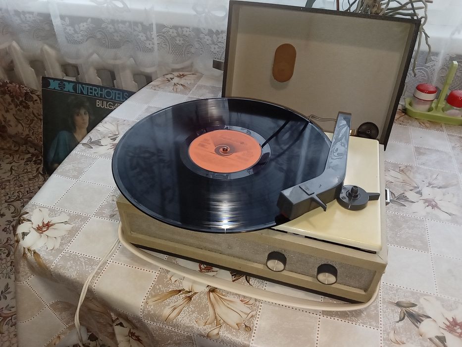 Грамофон RFT Ziphona Apart 306 от1968г.с вграден усилвател и говорител