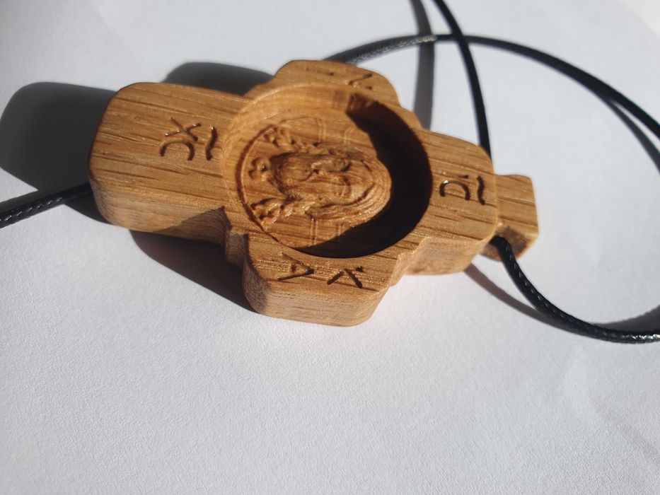 Cruci pectorale sculptate lemn stejar Chipul Mântuitorului Aprox 6x4cm