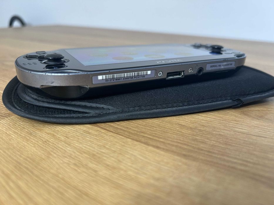 PS Vita OLED Crystal Black modată — 128GB, cel mai bun ecran