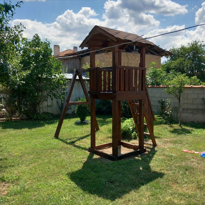 Къщичка с пързалка и люлка