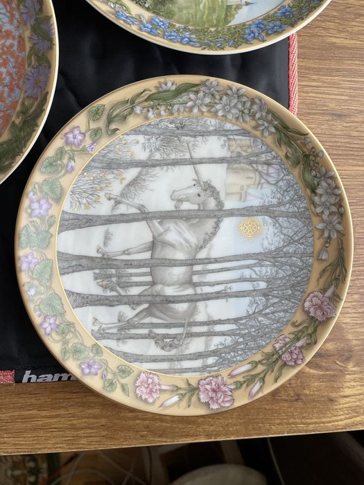 Superbe farfurii editie limitata din portelan pictat cu isertii din au