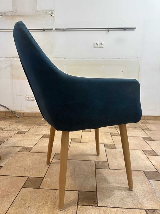 Masa extensibila de bucatarie din MDF cu 4 scaune tapitate