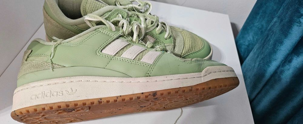 Adidas perforați (pentru vară)
