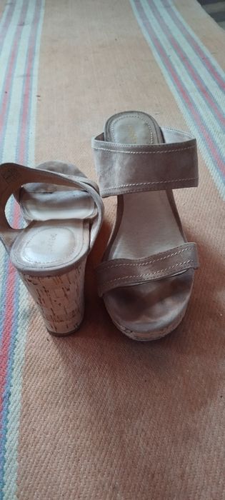 Басаношки на платформе.