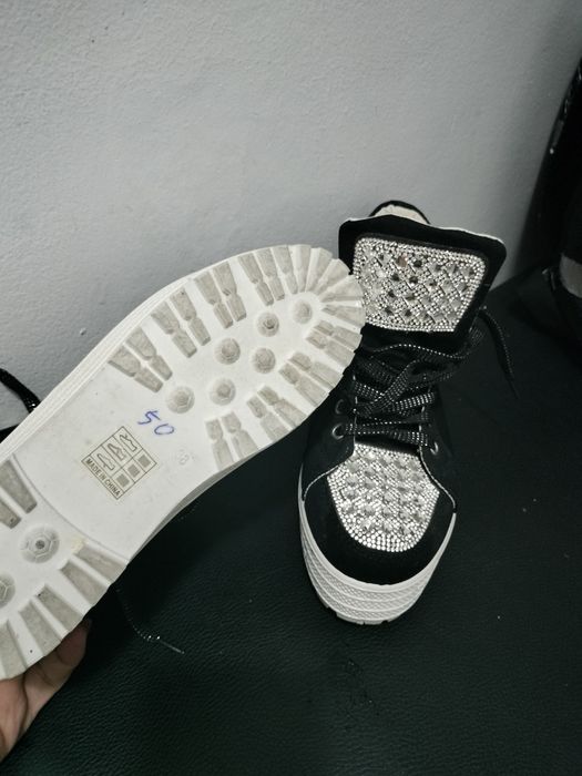 Adidași cu ștrasuri