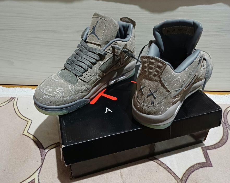Air Jordan 4 x Kaws
