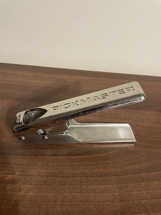 Pickmaster Plectrum Punch – Dispozitiv de tăiat pene de chitară (DIY)