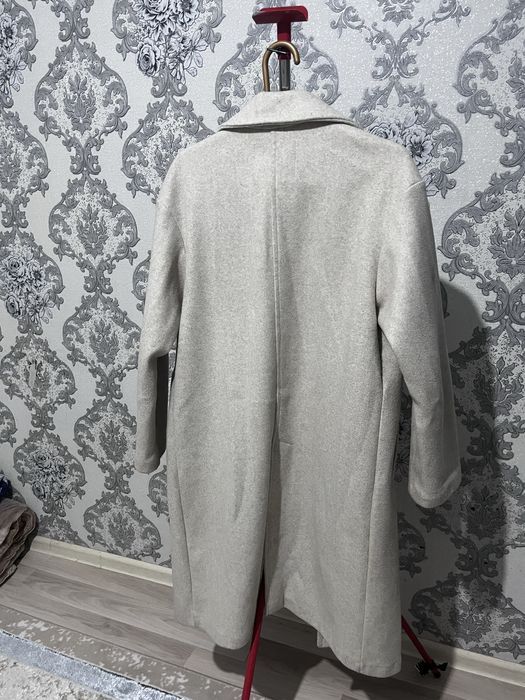 Серое пальто до колен