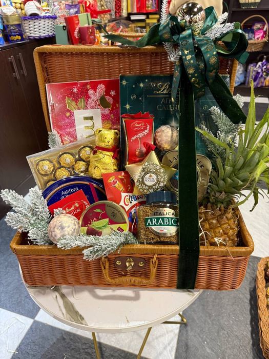 В наличии новогодниее корзины подарки