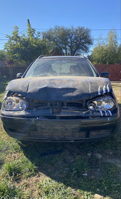 De vânzare Volkswagen Golf 4 Variant (Combi), 1.6 16V, avariat în urma unui accident.