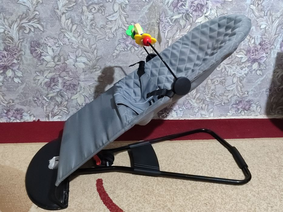 Продам серый шезлонг