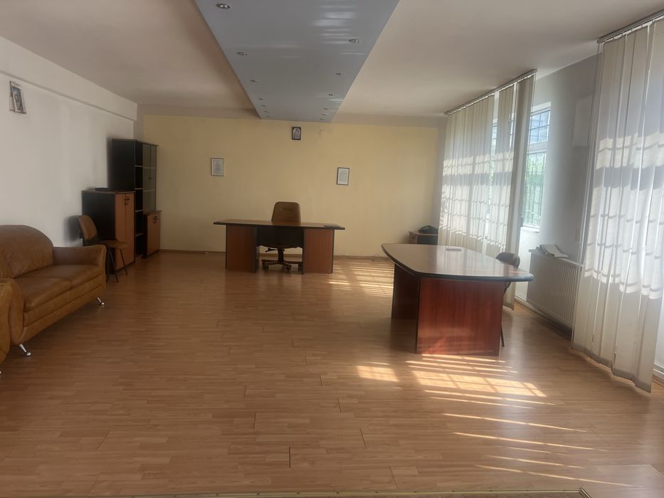 dau spre inchiriere birouri intre 70 m si 20 m, cladire vis a vis de liceul 5, stradal. Islaz.