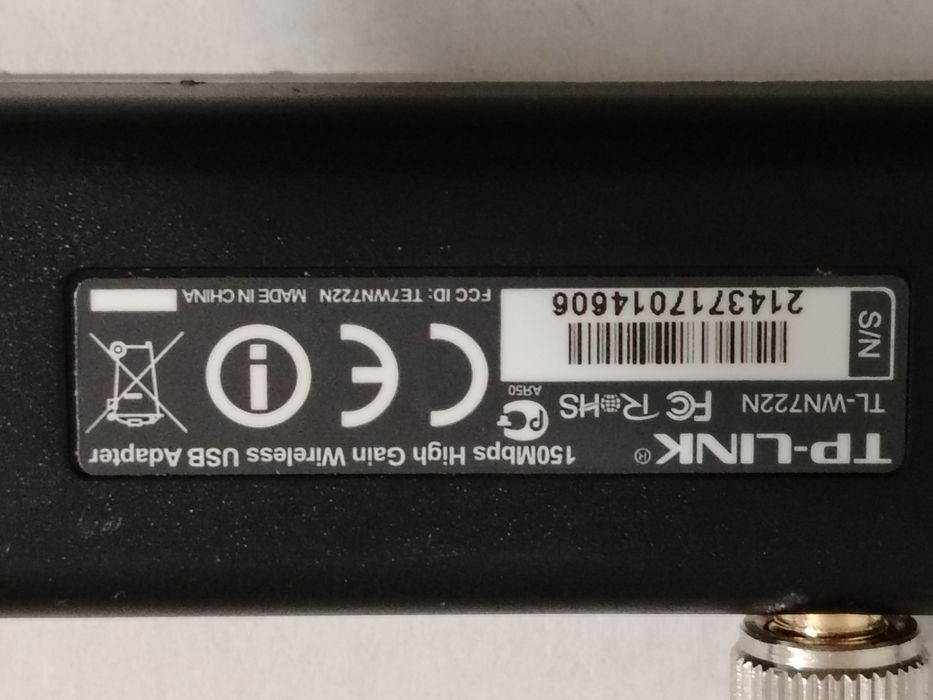Adaptor wireless USB TP-Link TL-WN722N, un dispozitiv care oferă o viteză de transfer de 150 Mbps, interfață USB 2.0 și o antenă externă de 4dB