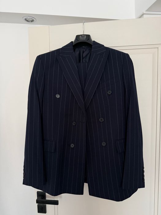 Costum bleumarin in dungi la doua randuri de nasturi