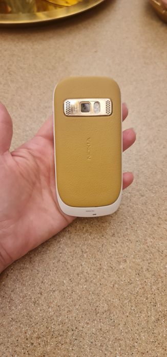 Nokia Oro, ediție limitată, placat cu aur 18K