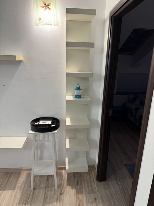 Vand etajere si corp tip scara de la Ikea