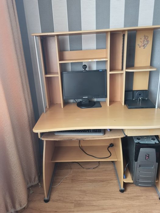 Продам компьютерный стол