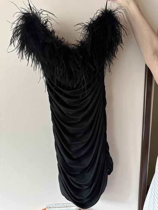 Vand rochie neagră cu pene de struț