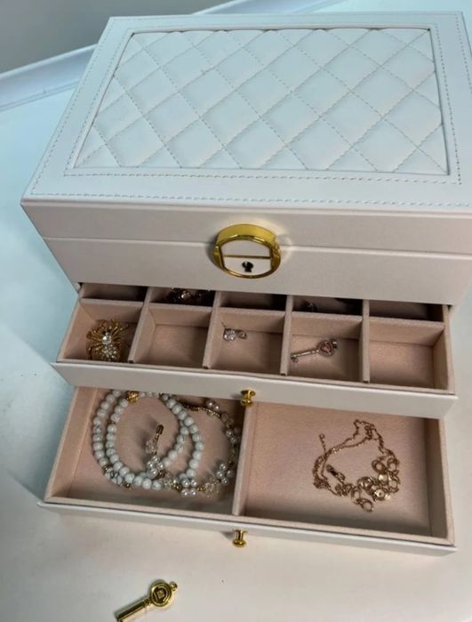 Шкатулка для украшений, хранения бижутерии, колец, серьг и браслетов.