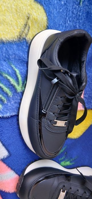 Продам красовки женские