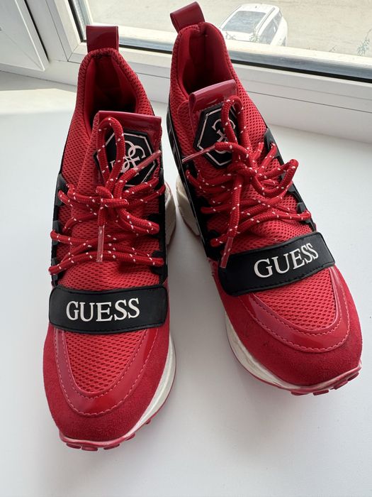 Продам Guess кроссовки
